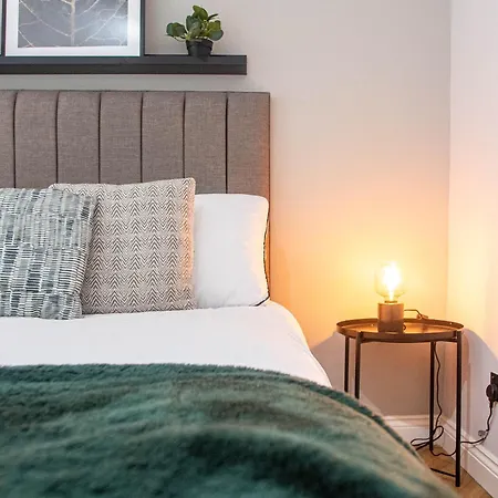 Stylish 2 Bedroom Free Parking Apartment Leeds (West Yorkshire)